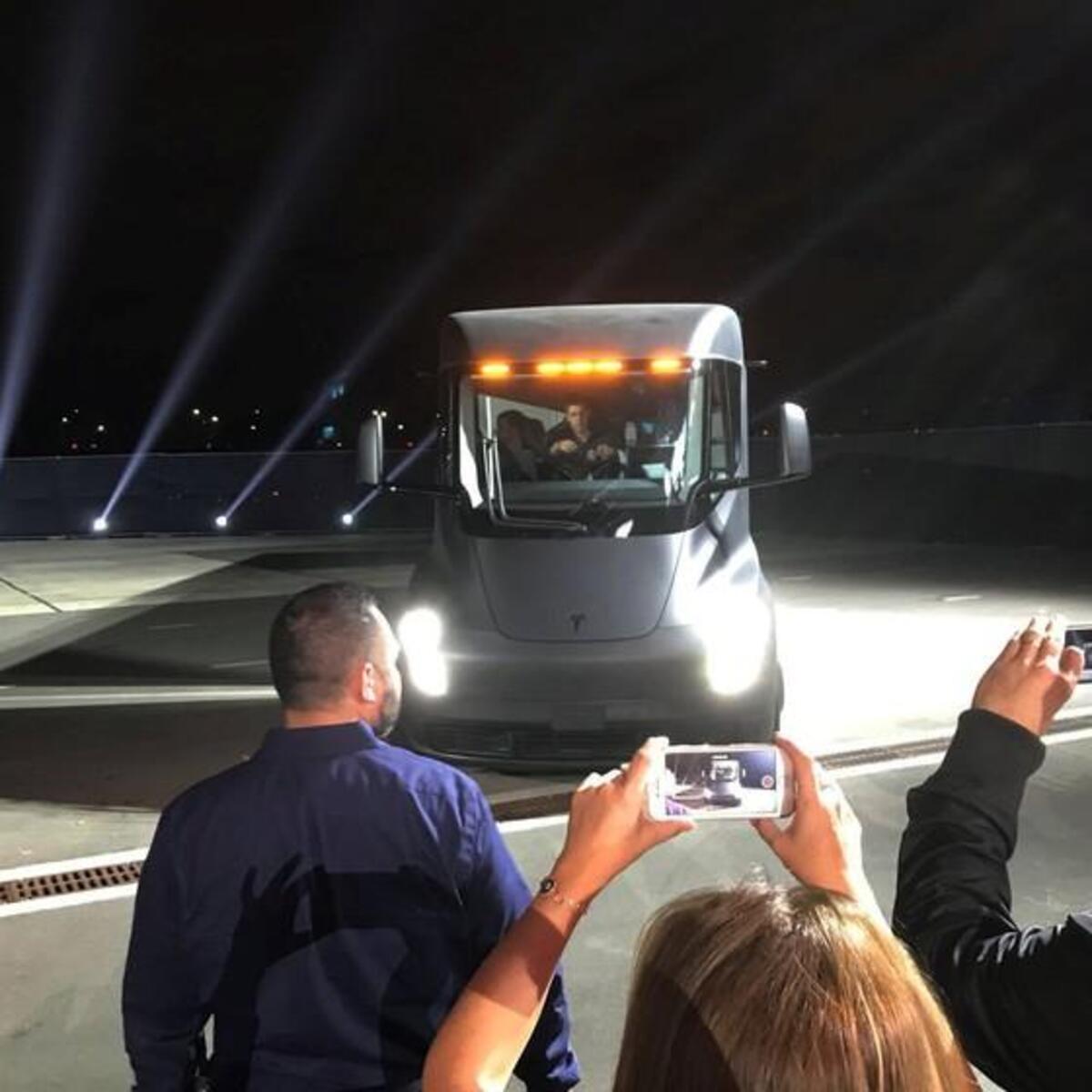 Tesla Sort Un Gros Gros Camion Lectrique Et Aussi Un Roadster Et La