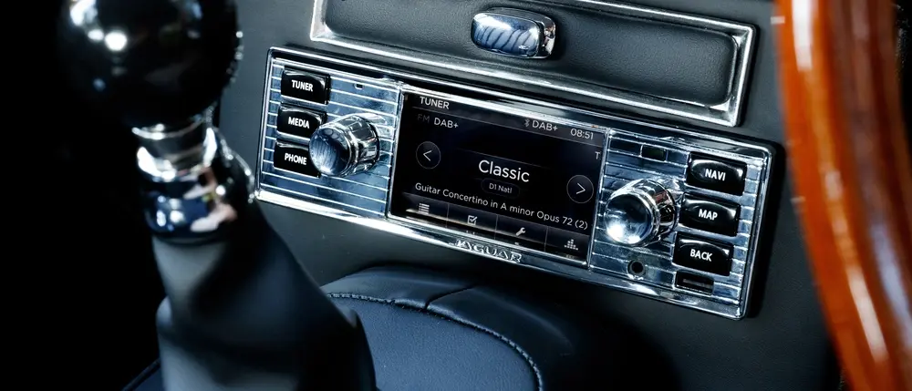 Après Porsche, Jaguar/LandRover propose un autoradio moderne pour les anciennes