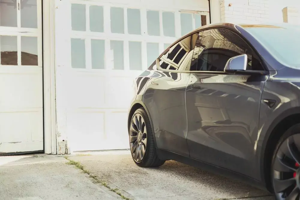 Un Raspberry Pi, une Tesla Model Y et un garage HomeLink qui s'ouvre automatiquement