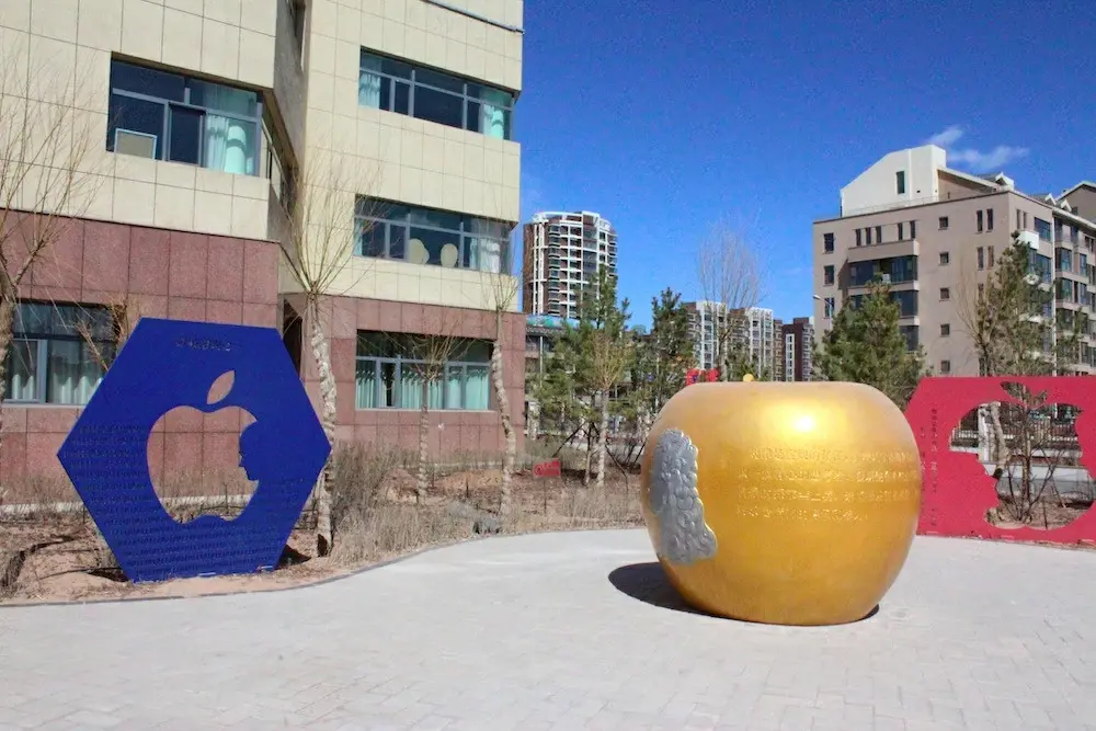 Insolite : l'effigie de Steve Jobs trône dans la cité fantôme de Kangbashi en Chine