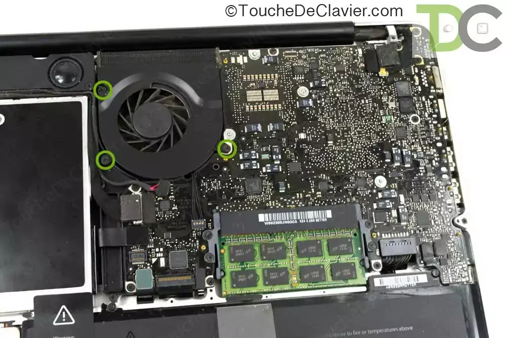 Comment remplacer le clavier d’un MacBook Pro Unibody 13″ ?