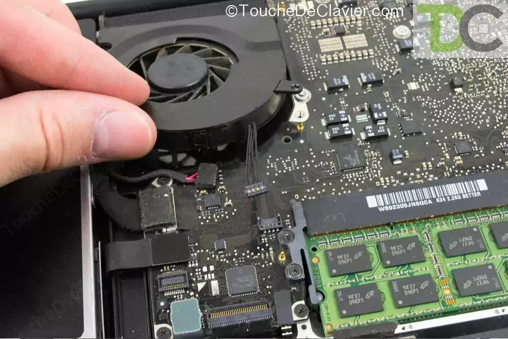 Comment remplacer le clavier d’un MacBook Pro Unibody 13″ ?