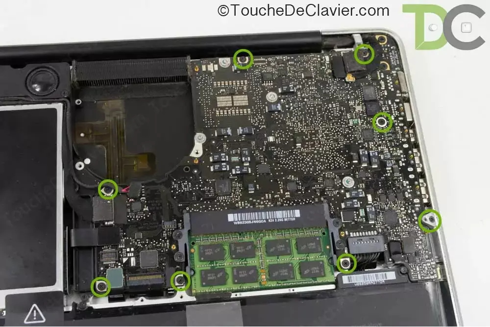 Comment remplacer le clavier d’un MacBook Pro Unibody 13″ ?