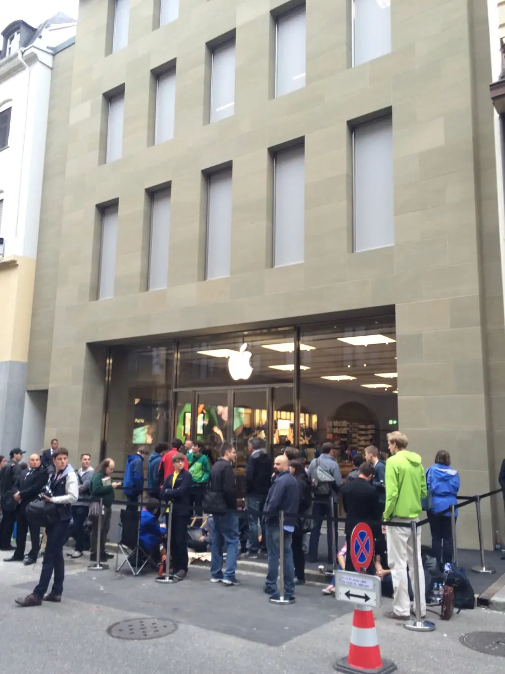 Suisse : quelques photos de l'ouverture de l'Apple Store de Bâle