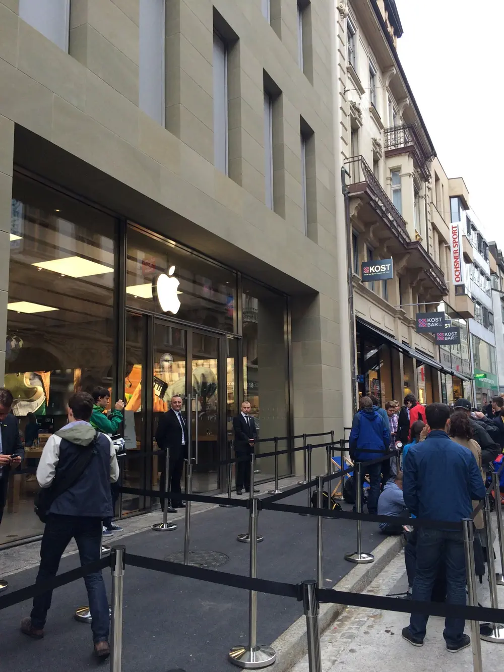 Suisse : quelques photos de l'ouverture de l'Apple Store de Bâle