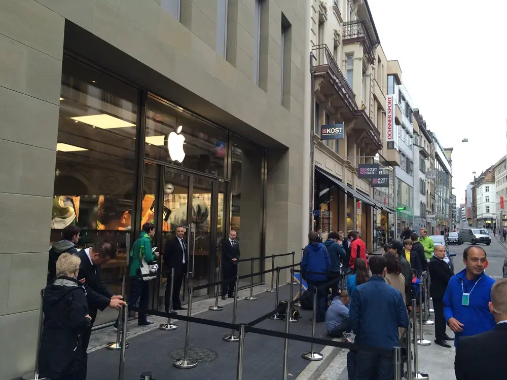 Suisse : quelques photos de l'ouverture de l'Apple Store de Bâle