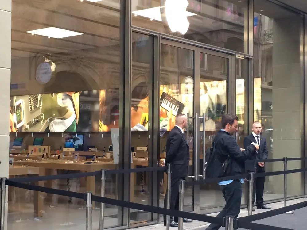 Suisse : quelques photos de l'ouverture de l'Apple Store de Bâle