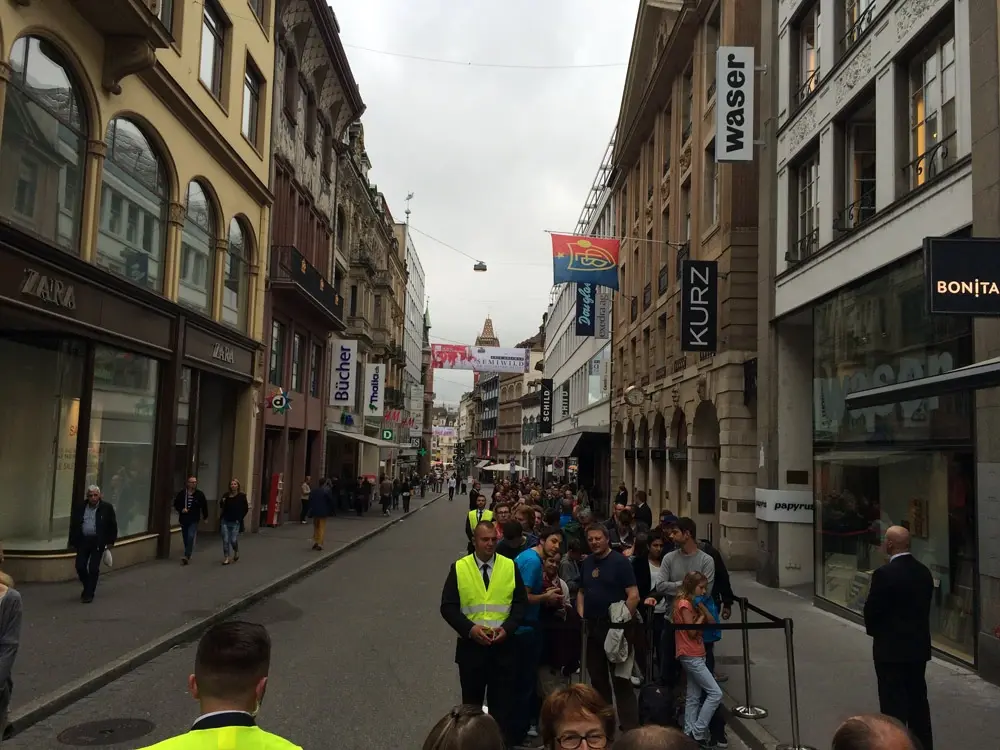 Suisse : quelques photos de l'ouverture de l'Apple Store de Bâle