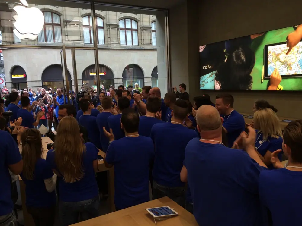 Suisse : quelques photos de l'ouverture de l'Apple Store de Bâle