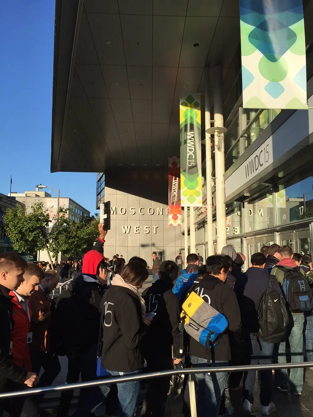 #WWDC : les développeurs rentrent dans le bâtiment ! (photos)