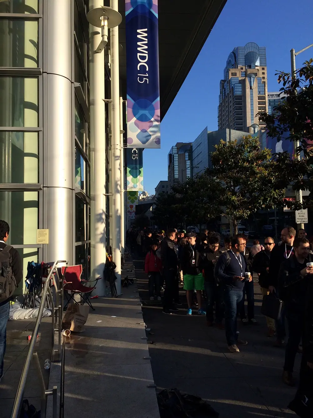 #WWDC : les développeurs rentrent dans le bâtiment ! (photos)