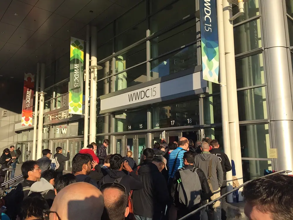 #WWDC : les développeurs rentrent dans le bâtiment ! (photos)