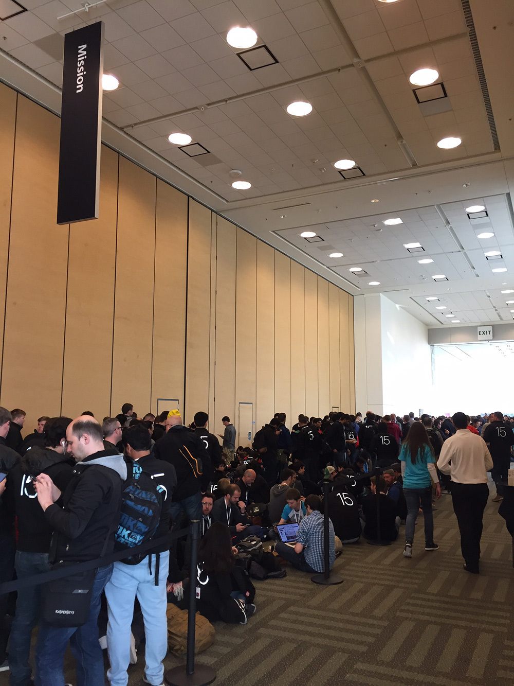 #WWDC : les développeurs rentrent dans le bâtiment ! (photos)