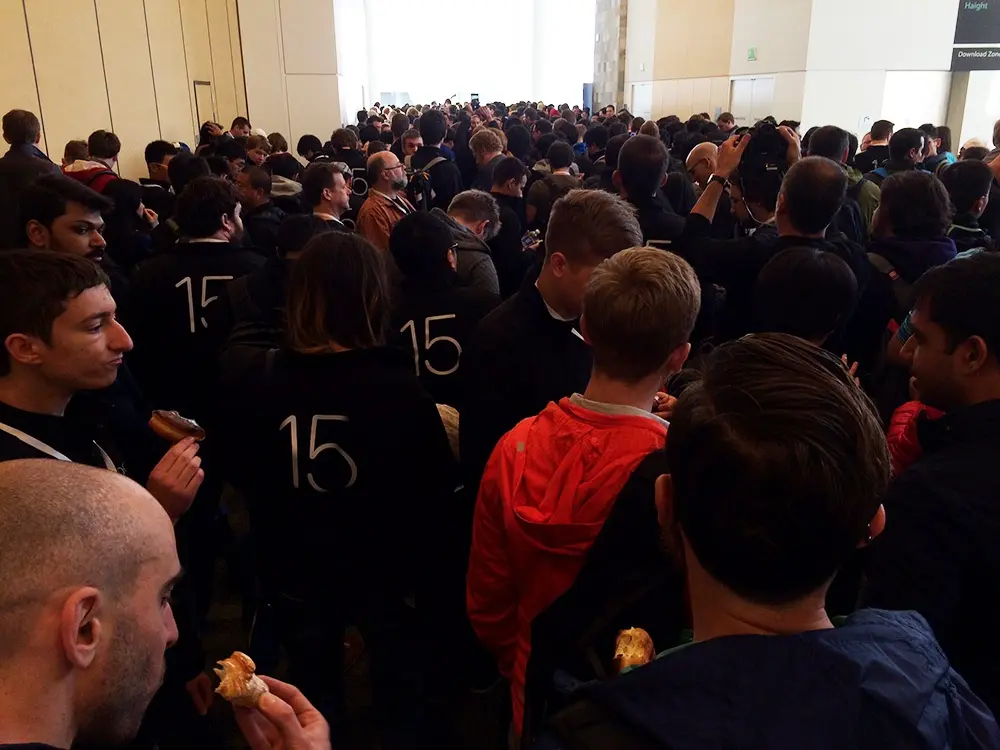 #WWDC : les développeurs rentrent dans le bâtiment ! (photos)