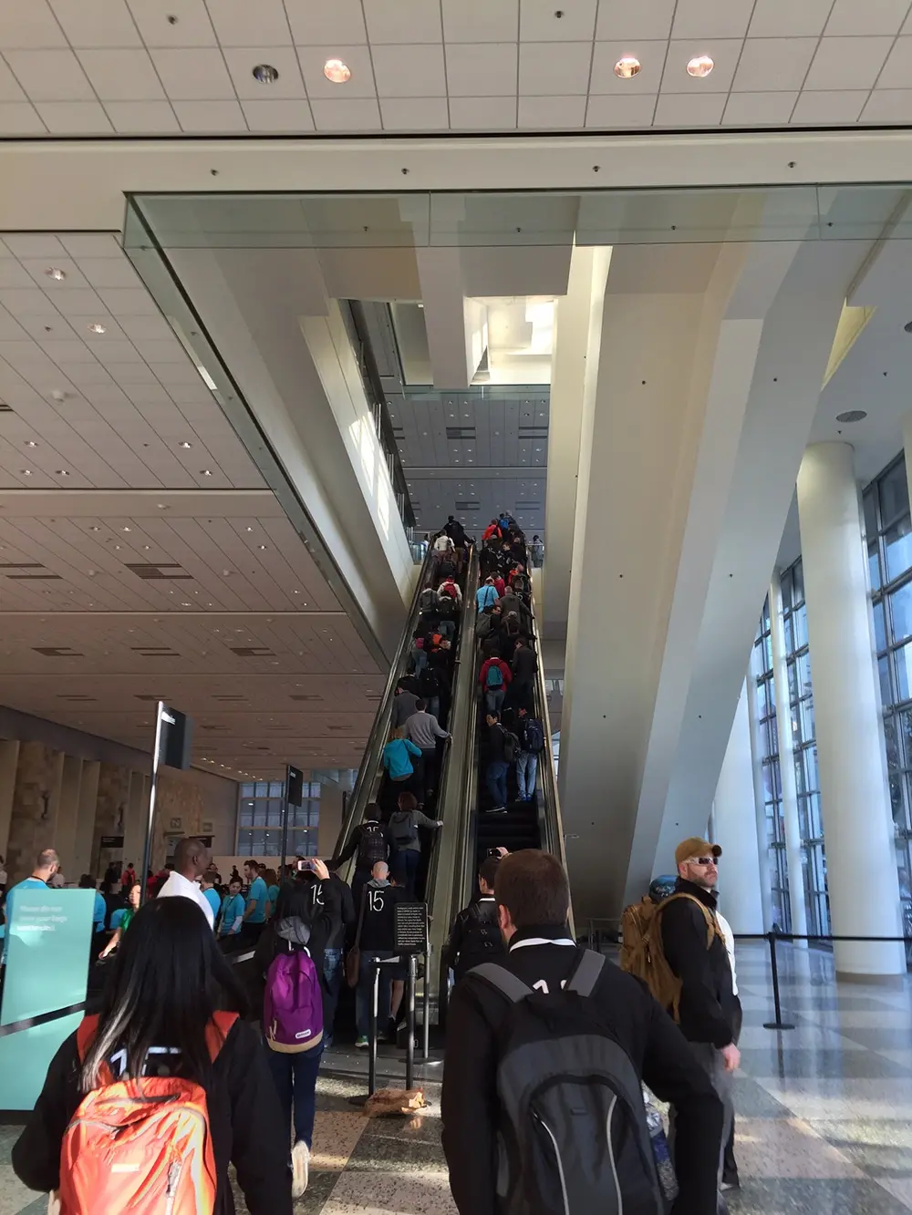 #WWDC : les développeurs rentrent dans le bâtiment ! (photos)