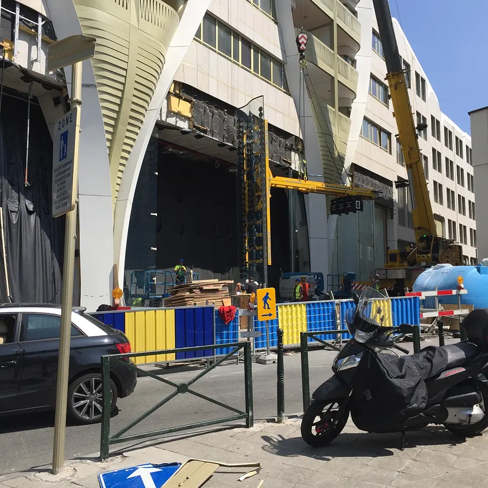 Apple Store de Bruxelles : les vitres incurvées en cours d'installation !