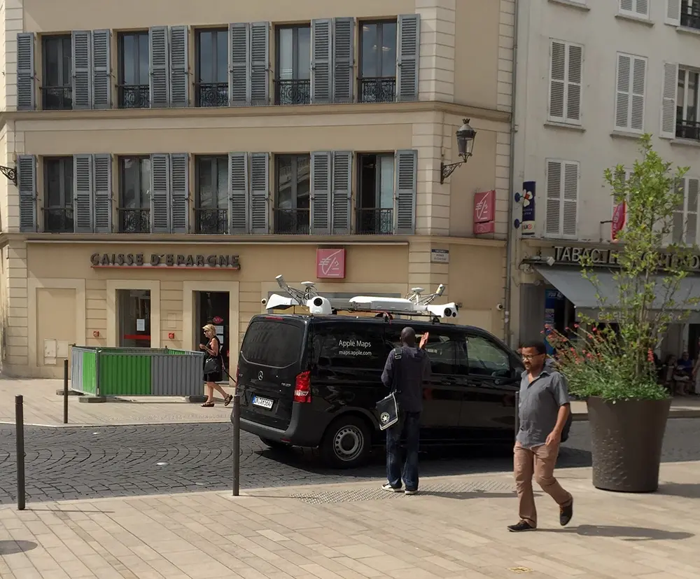 En images : une pub Apple Music & un van Apple à Paris, le "Venus" en balade en Corse !