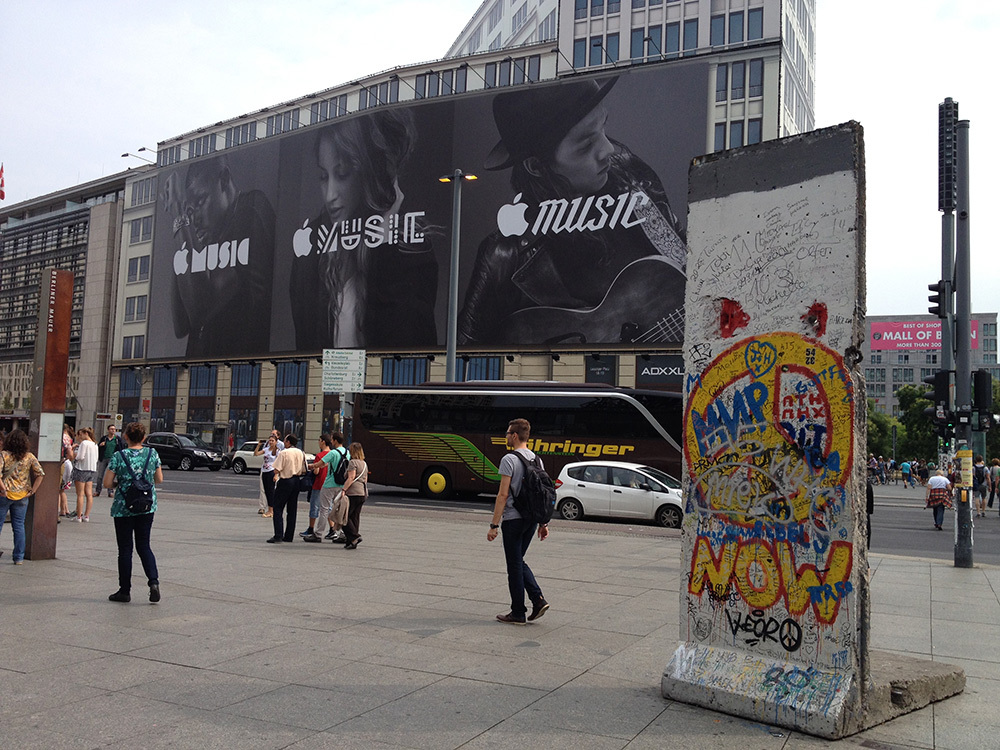 L'image du jour : une pub gigantesque pour Apple Music au pied du mur de Berlin