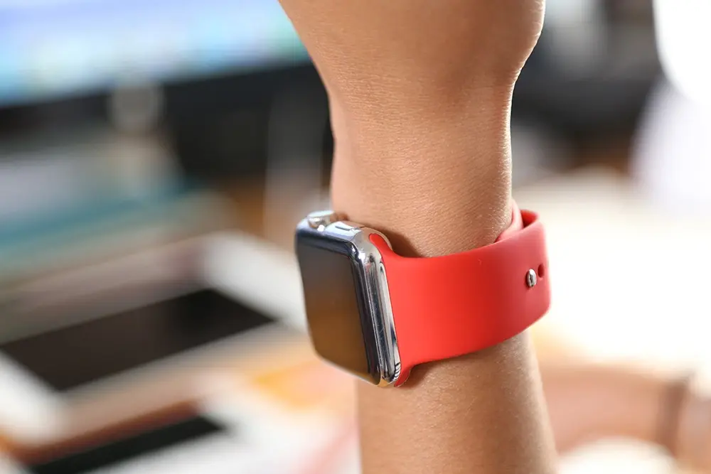 En photos : les nouveaux bracelets sport rouge (RED) et turquoise de l'Apple Watch