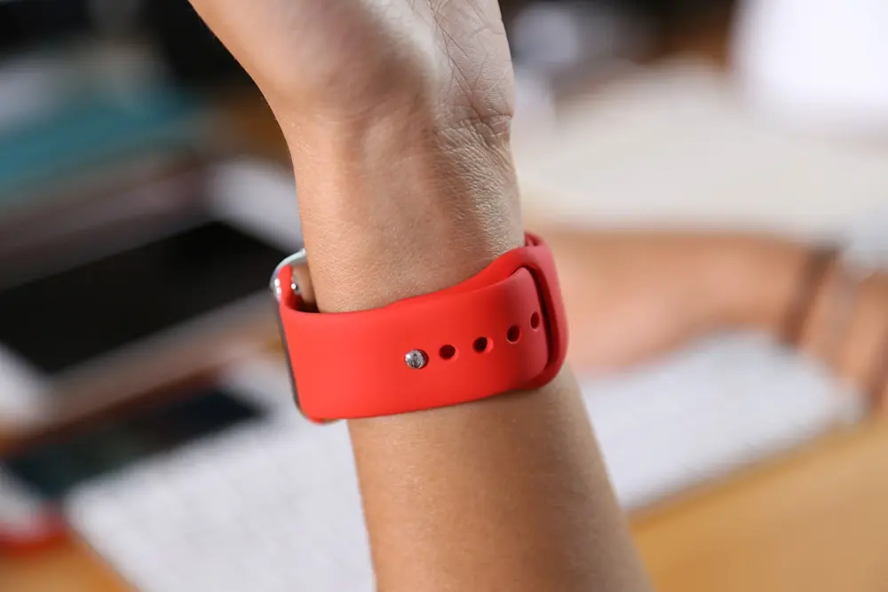 En photos : les nouveaux bracelets sport rouge (RED) et turquoise de l'Apple Watch