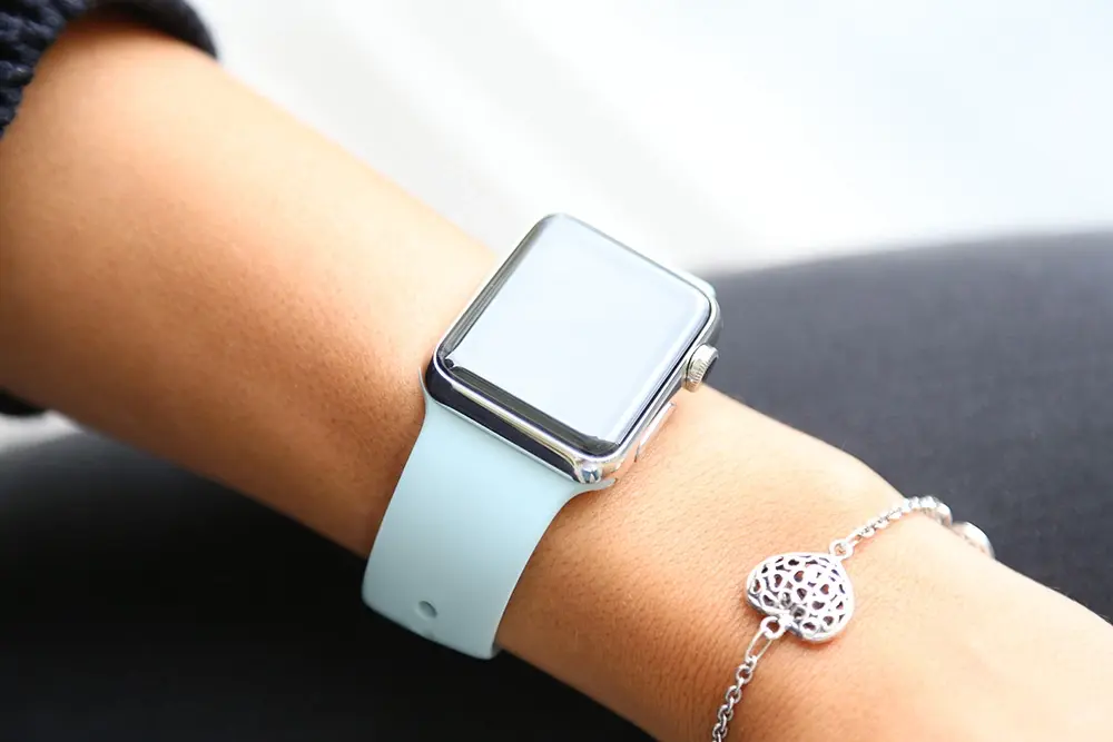 En photos : les nouveaux bracelets sport rouge (RED) et turquoise de l'Apple Watch