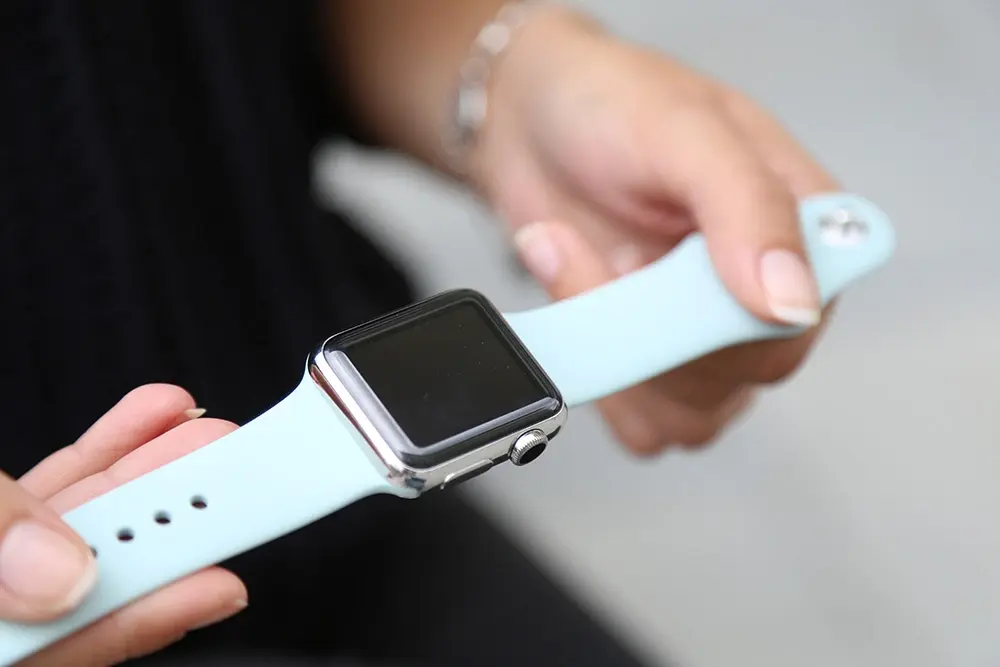 En photos : les nouveaux bracelets sport rouge (RED) et turquoise de l'Apple Watch