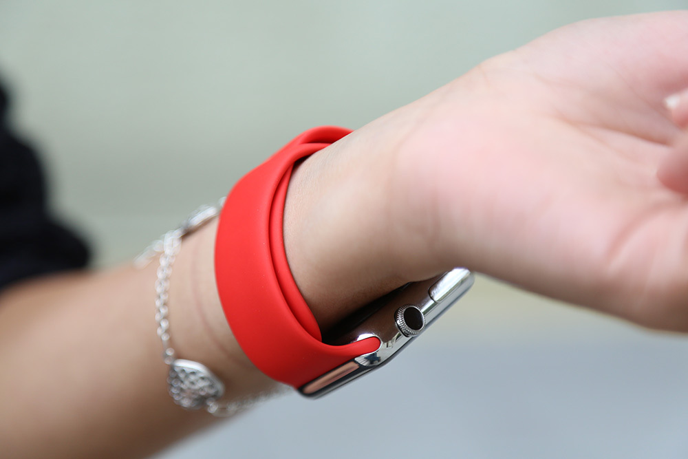 En photos : les nouveaux bracelets sport rouge (RED) et turquoise de l'Apple Watch