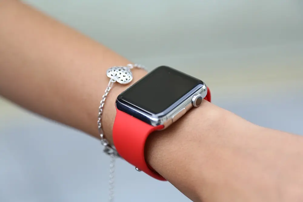 En photos : les nouveaux bracelets sport rouge (RED) et turquoise de l'Apple Watch