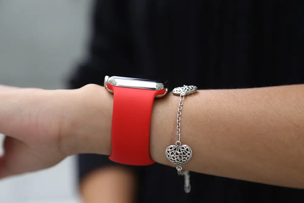 En photos : les nouveaux bracelets sport rouge (RED) et turquoise de l'Apple Watch