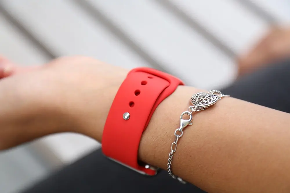 En photos : les nouveaux bracelets sport rouge (RED) et turquoise de l'Apple Watch