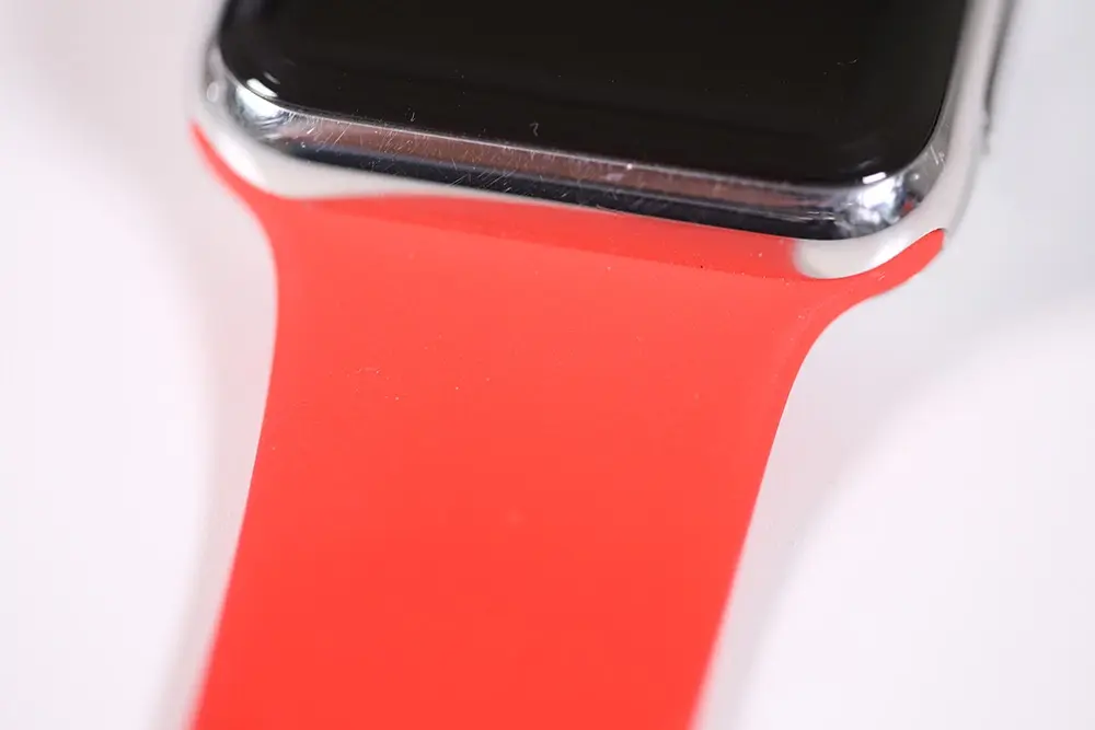 En photos : les nouveaux bracelets sport rouge (RED) et turquoise de l'Apple Watch