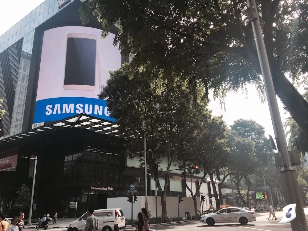 Le futur Apple Store de Singapour dans l'ombre des pubs Samsung (photos)