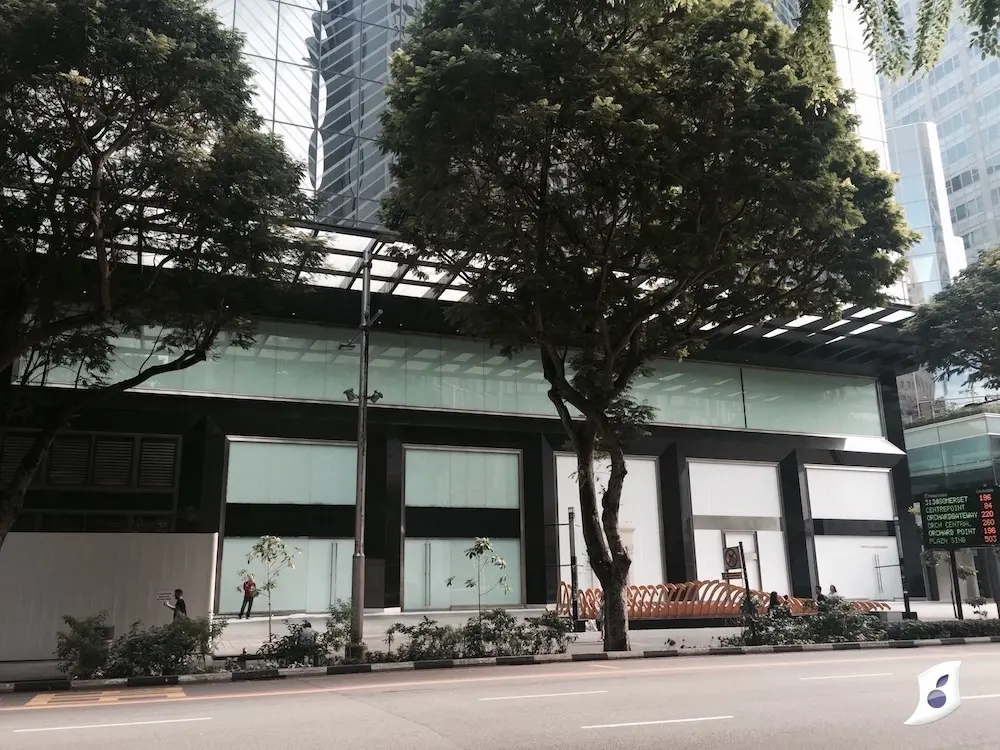 Le futur Apple Store de Singapour dans l'ombre des pubs Samsung (photos)