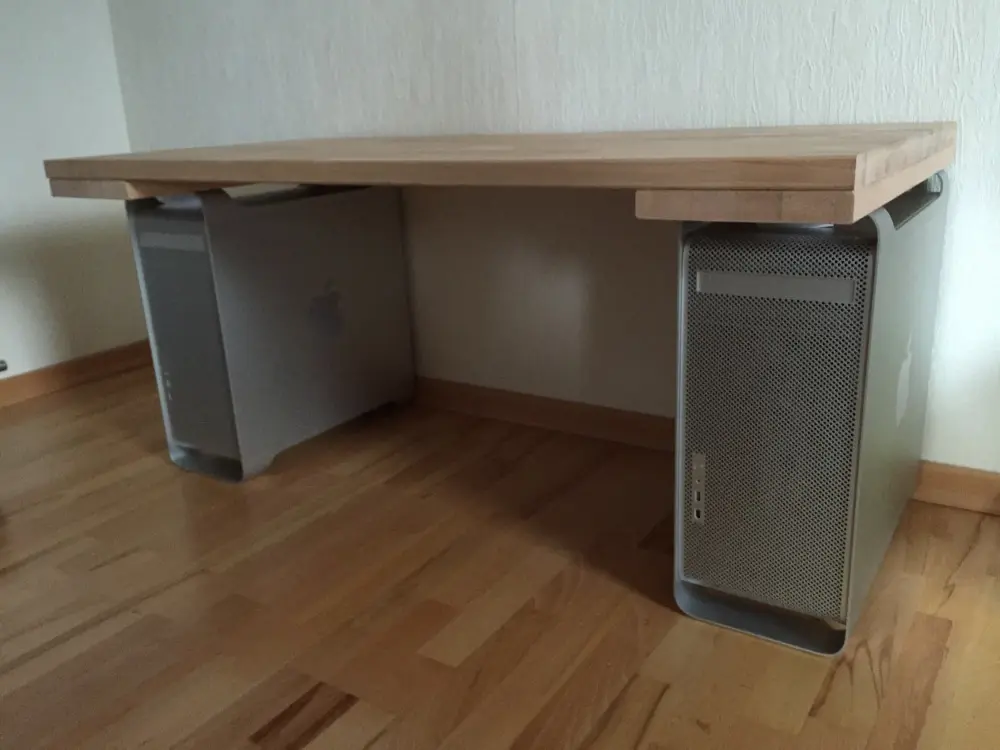 L'image du jour : deux PowerMac G5 transformés en bureau 100% geek