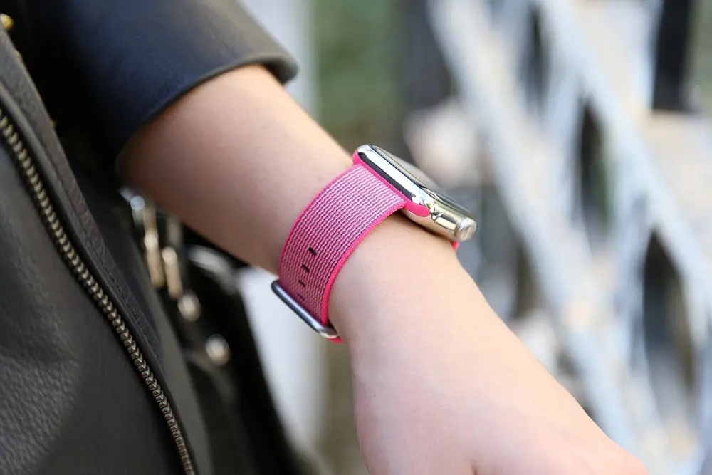 Apple Watch : nos photos des bracelets en Nylon tissé Rose et Bleu Azur (feat. Romina)