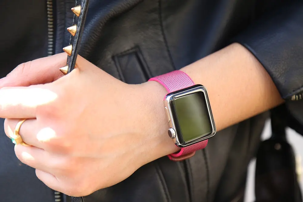 Apple Watch : nos photos des bracelets en Nylon tissé Rose et Bleu Azur (feat. Romina)