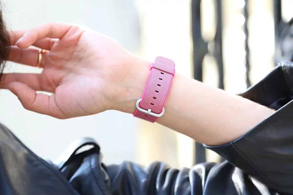 Apple Watch : nos photos des bracelets en Nylon tissé Rose et Bleu Azur (feat. Romina)