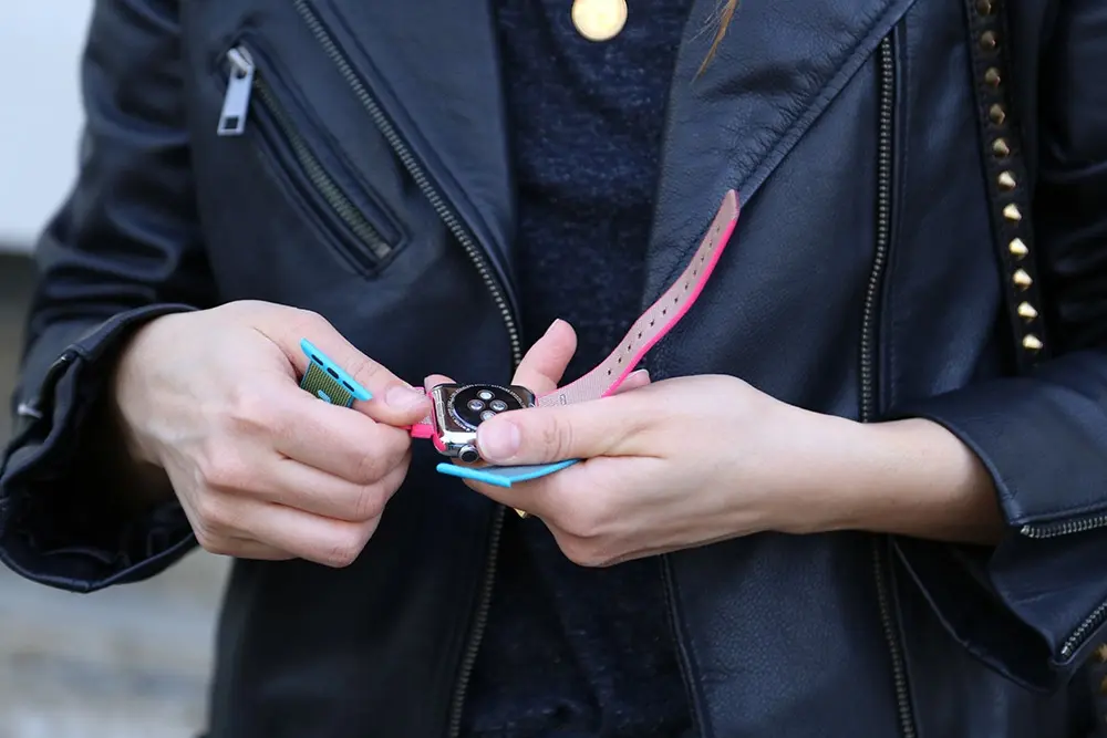 Apple Watch : nos photos des bracelets en Nylon tissé Rose et Bleu Azur (feat. Romina)