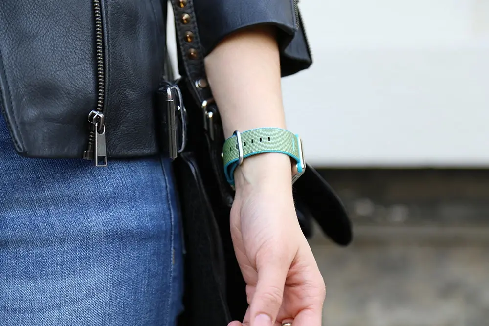 Apple Watch : nos photos des bracelets en Nylon tissé Rose et Bleu Azur (feat. Romina)