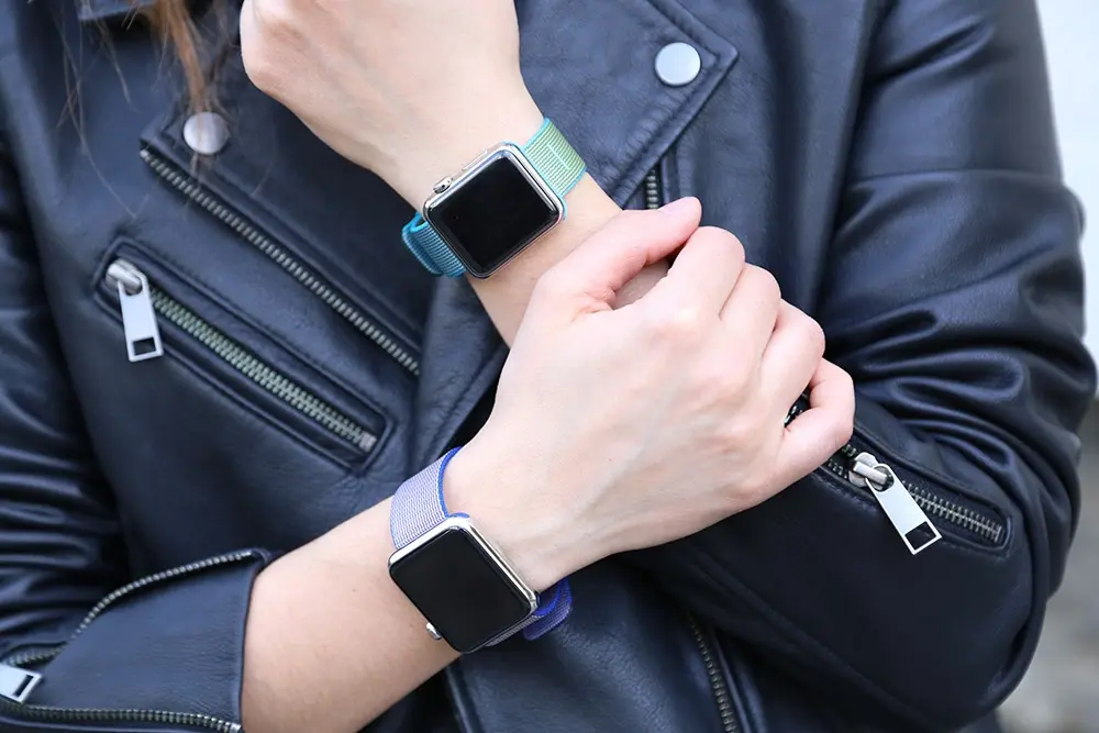 Apple Watch : nos photos des bracelets en Nylon tissé Rose et Bleu Azur (feat. Romina)