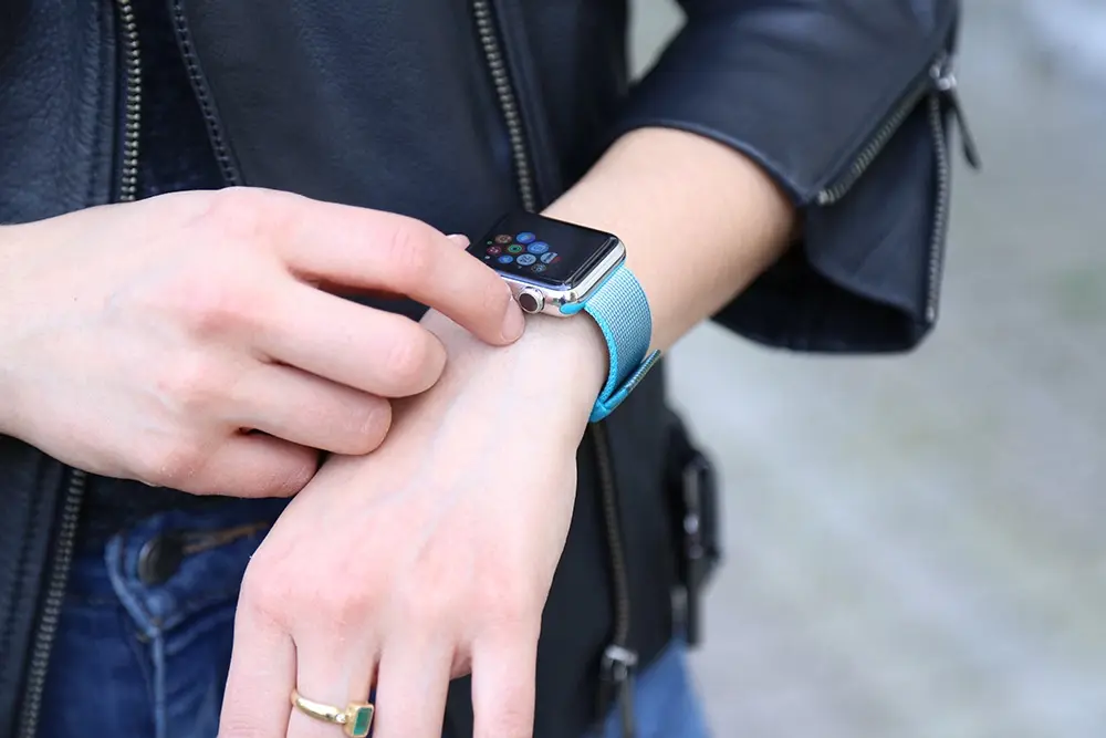 Apple Watch : nos photos des bracelets en Nylon tissé Rose et Bleu Azur (feat. Romina)