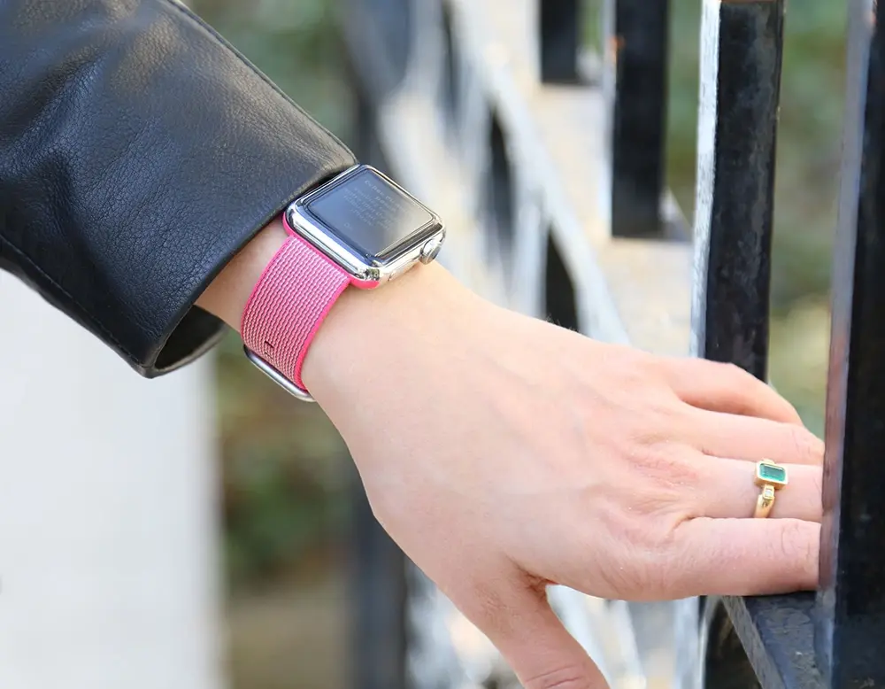 Apple Watch : nos photos des bracelets en Nylon tissé Rose et Bleu Azur (feat. Romina)