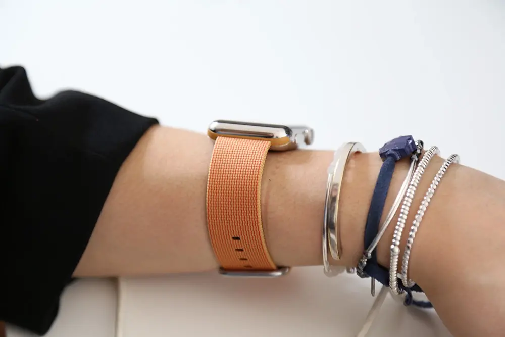 Apple Watch : des photos des bracelets boucle classique rouge et Nylon tissé Or/Rouge