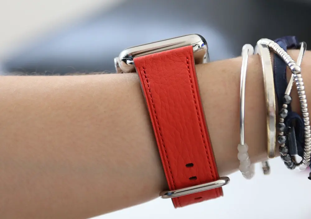 Apple Watch : des photos des bracelets boucle classique rouge et Nylon tissé Or/Rouge