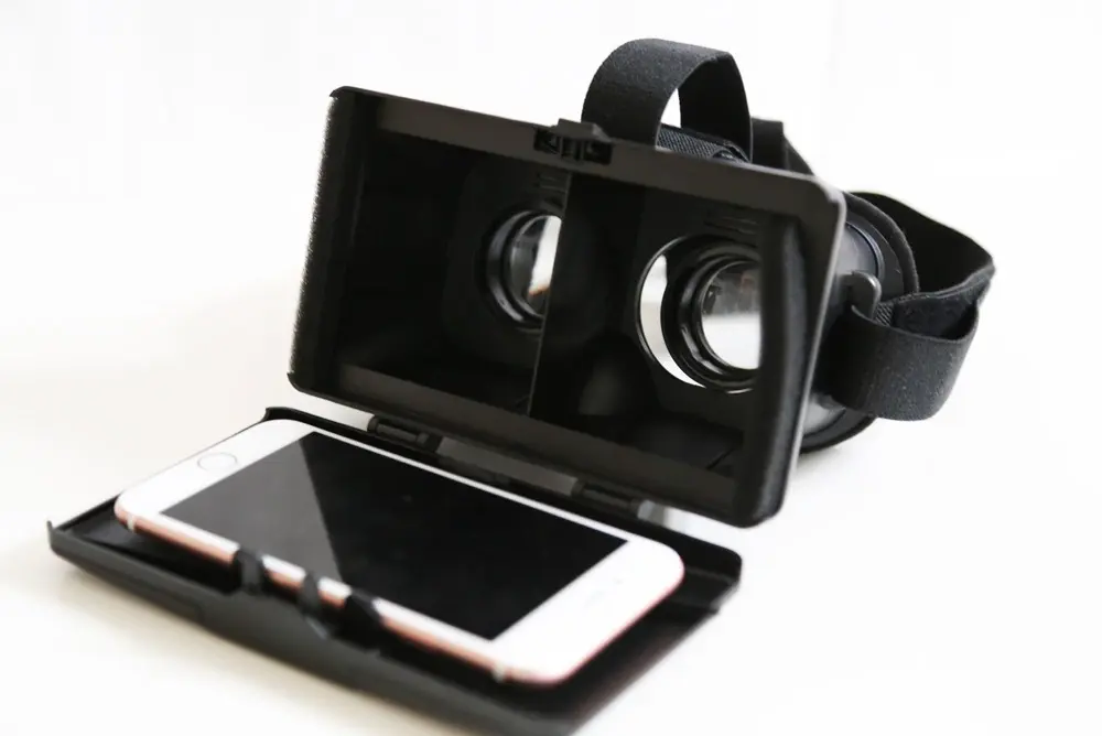 On a testé un casque de réalité virtuelle pour iPhone à moins de 25€, et ça sentait le futur !