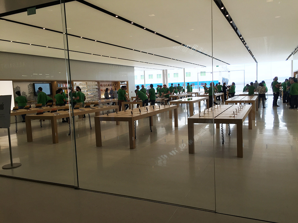 Premières photos de l'Apple Store de Marseille