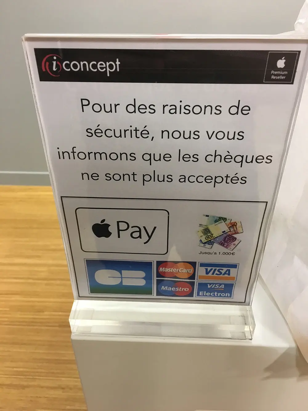 Les commerçants peuvent commander les étiquettes "Apple Pay" pour leurs boutiques