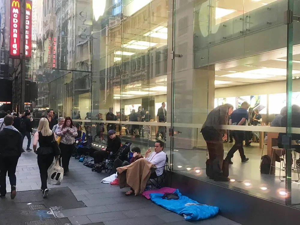 A Sydney aussi, on fait déjà la queue (pour rien ?) devant les Apple Store