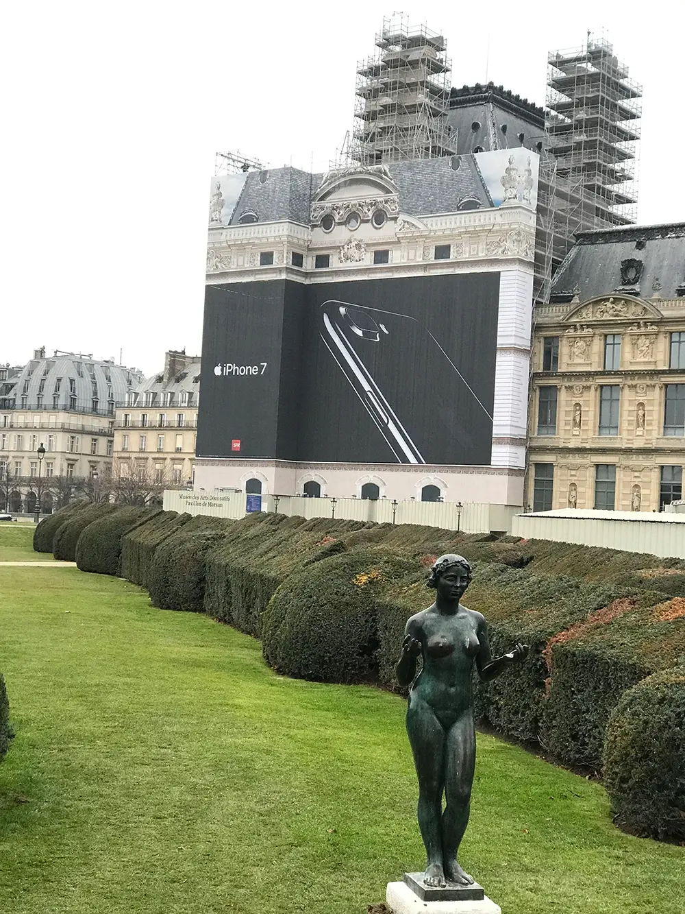 L'image du jour : l'iPhone 7 s'affiche fièrement sur le Musée du Louvre