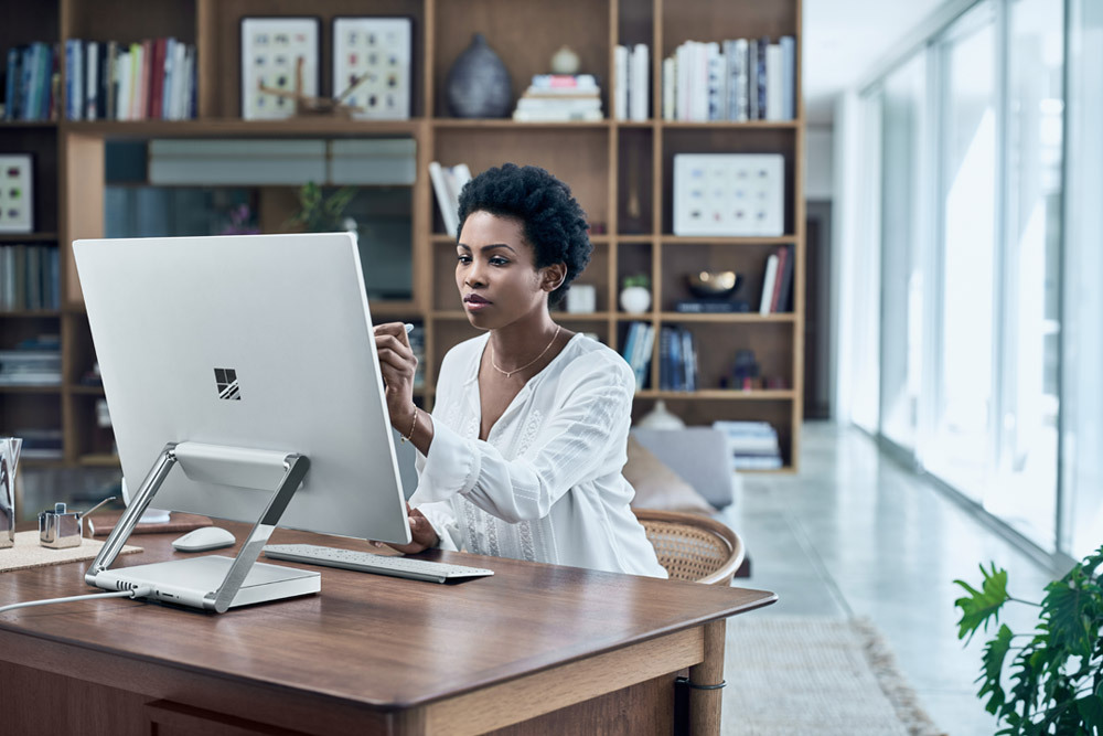 Mac ou PC ? Sur le marché premium, l'élève (Microsoft) taquine le maître (Apple)